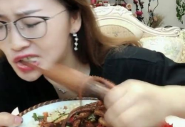 古代小姐姐吃八爪鱼视频,传统美食新演绎